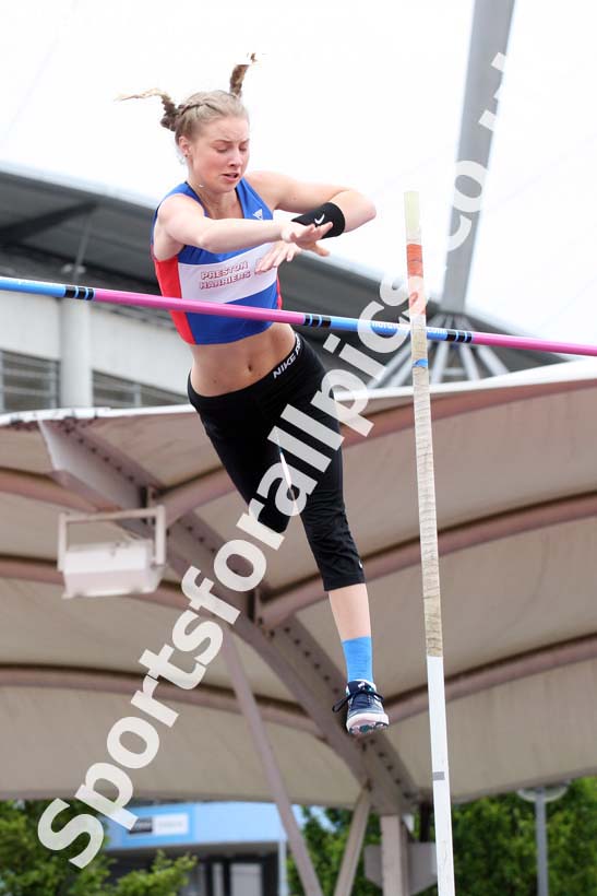 Womens under-20s pole vault, Northern Senior and Under-20s Champs., SportsCity, Manchester. Photo: David T. Hewitson/Sports for All Pics